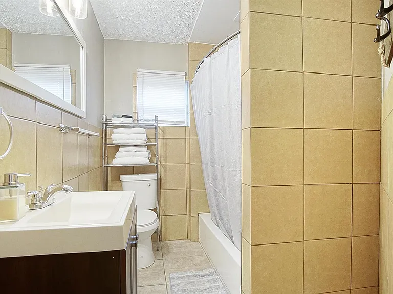 1002 Avenue E — Photo 18