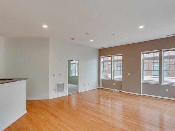 3rd image of 309 Holland Ln Unit 226