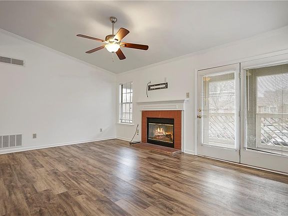 4th image of 402 McGill Pl NE