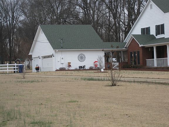 view of side yard on drivewa
