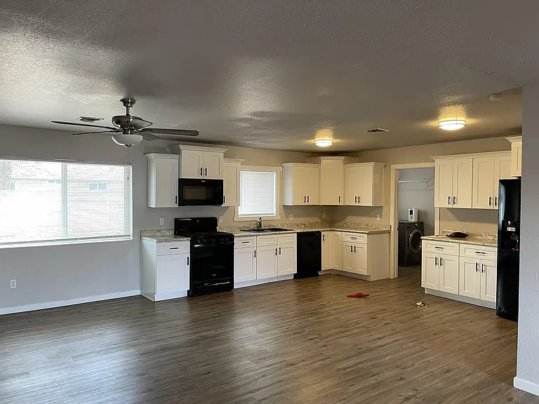 537 W Juniper St — Photo 7