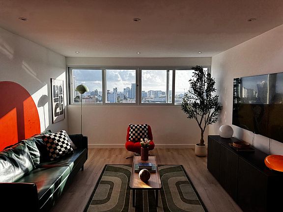 2nd image of 1048 Avenida Las Palmas #1301
