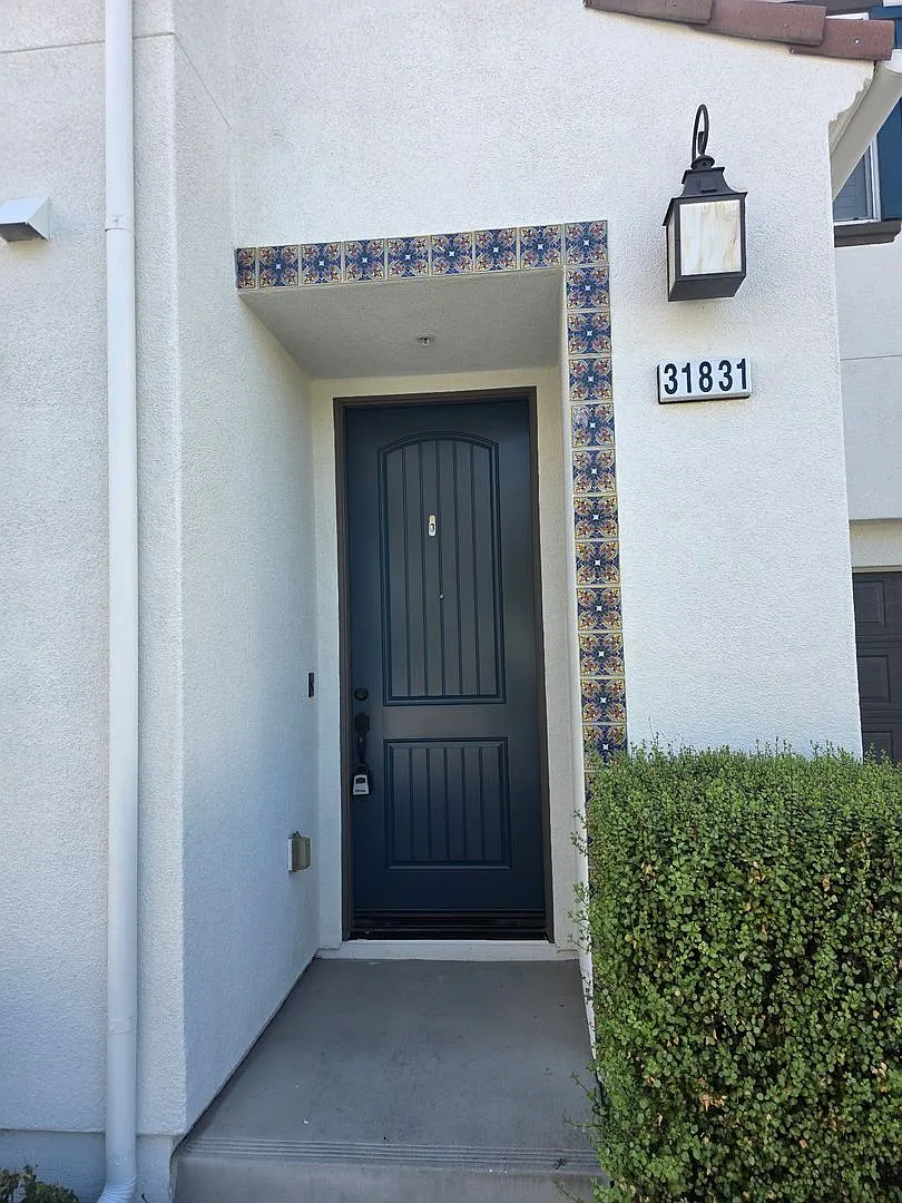 Gorgeous 3 Bedroom Townhome with New Flooring and Paint! — Photo 2
