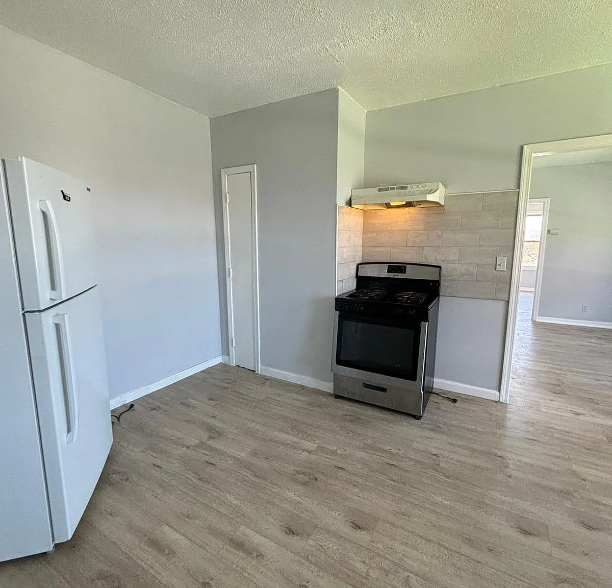 2 bed, 850 sqft, $1,900 — Photo 2