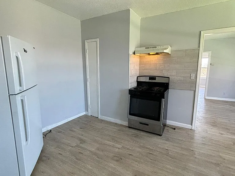 11 Hollywood St #3L — Photo 2