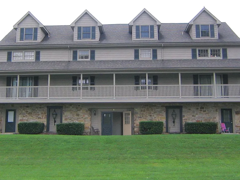 280 Spring Hill Ln #6 — Photo 1