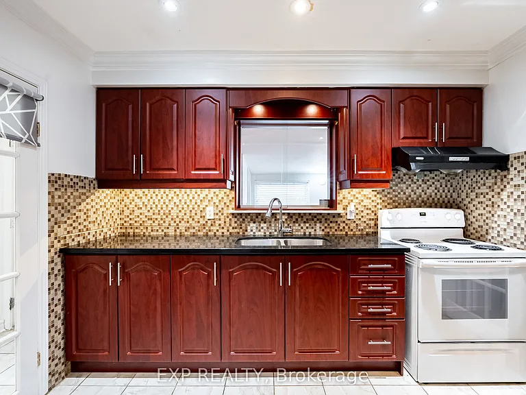 28 Lakeland Cres — Photo 14