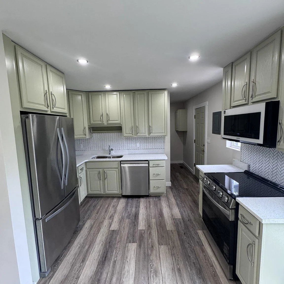 3 bed, 1.0 bath, 1226 sqft, $2,300 — Photo 4