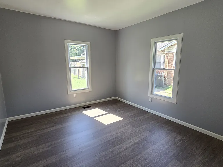1202 N Summit St — Photo 6