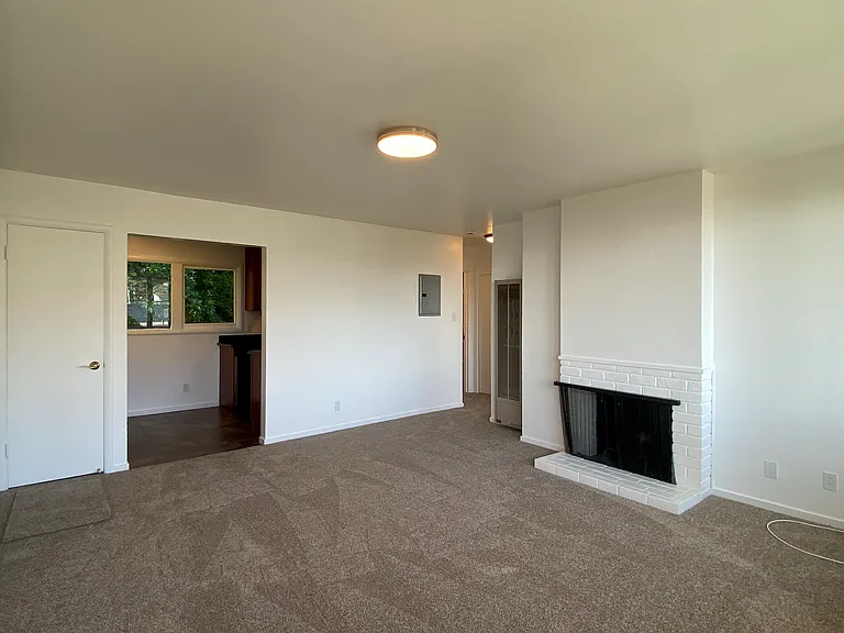 1br/1ba Charmer! Bay Views And Parking! Laundry On-Site! Balcony! Progressive — Photo 5