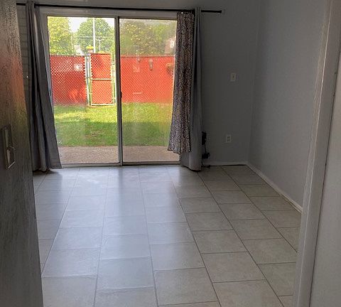 Eat-in kitchen with slider to backyard