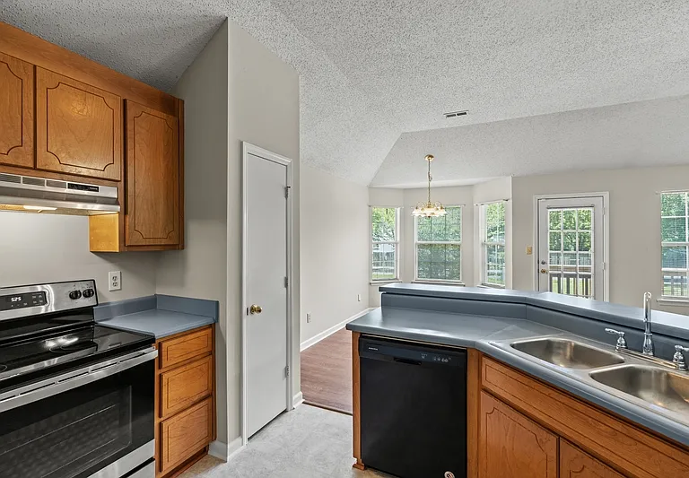 100 River Oaks Dr — Photo 6