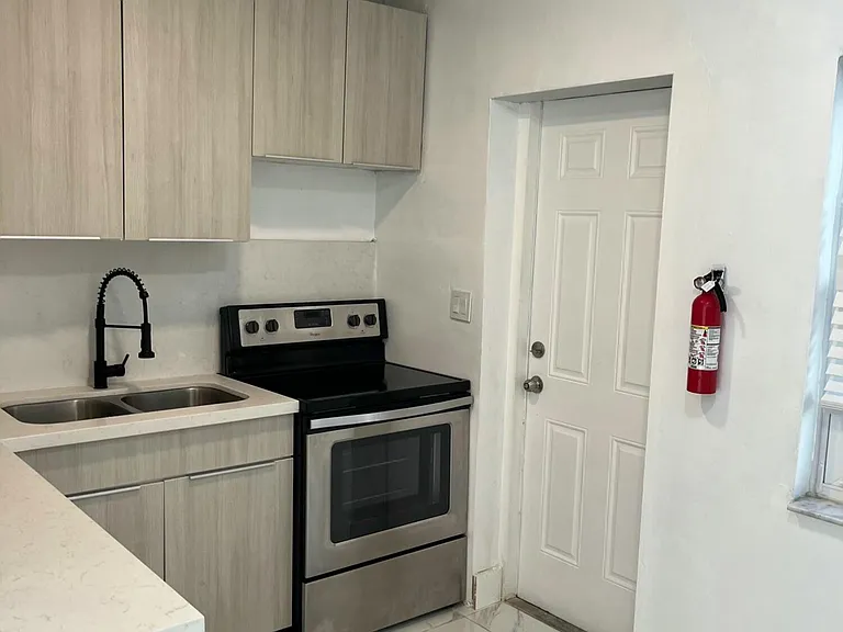 1108 NE 16th Ter #1-C — Photo 9