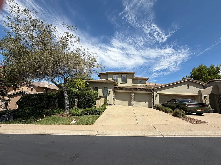 1014 Gamay Dr — Photo 1
