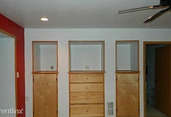 5th image of 104 Leray Ave
