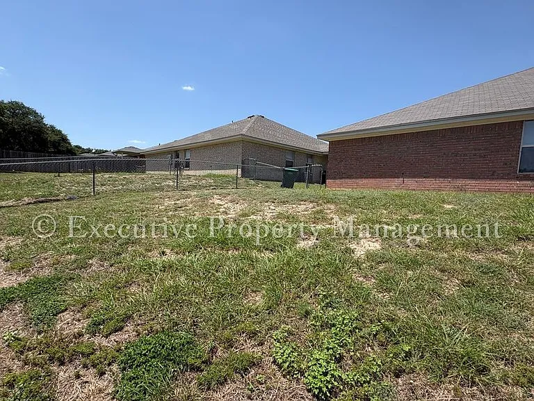 208 Janelle Dr — Photo 37