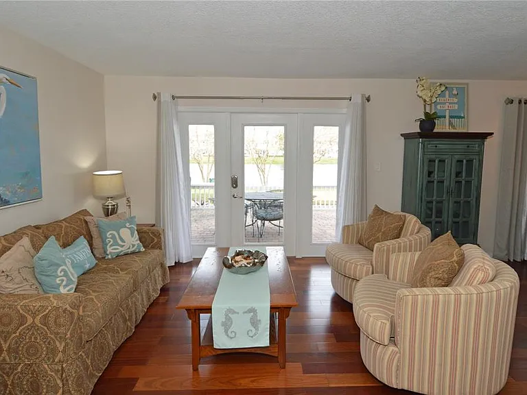 213 Seahorse Dr SE #B — Photo 5