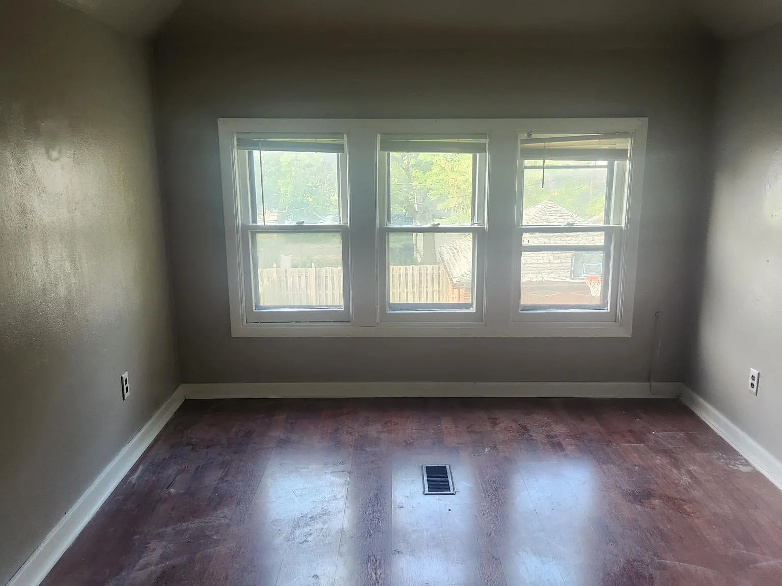 6 bed, 2100 sqft, $2,600 — Photo 2