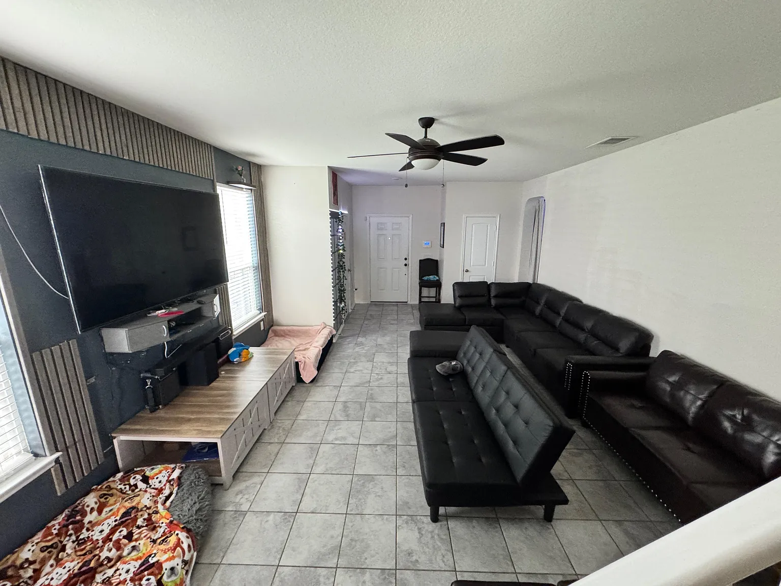3 bed, 1.5 bath, 2850 sqft, $910 — Photo 3