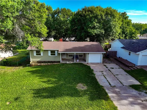417 Pawnee St, Hiawatha, KS 66434