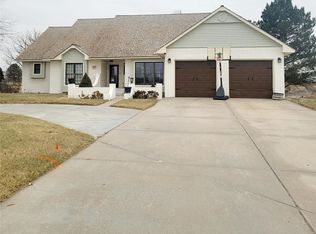1909 Grandview Dr E, Garden City, KS 67846