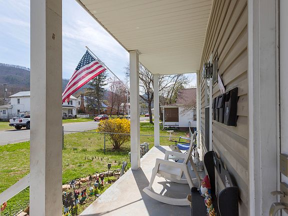 3rd image of 2165 Oak Ave