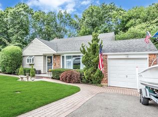 35 Sideview Dr, Oyster Bay, NY 11771