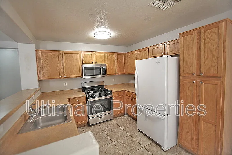 3 bed, 2.0 bath, 1183 sqft, $1,695 — Photo 4
