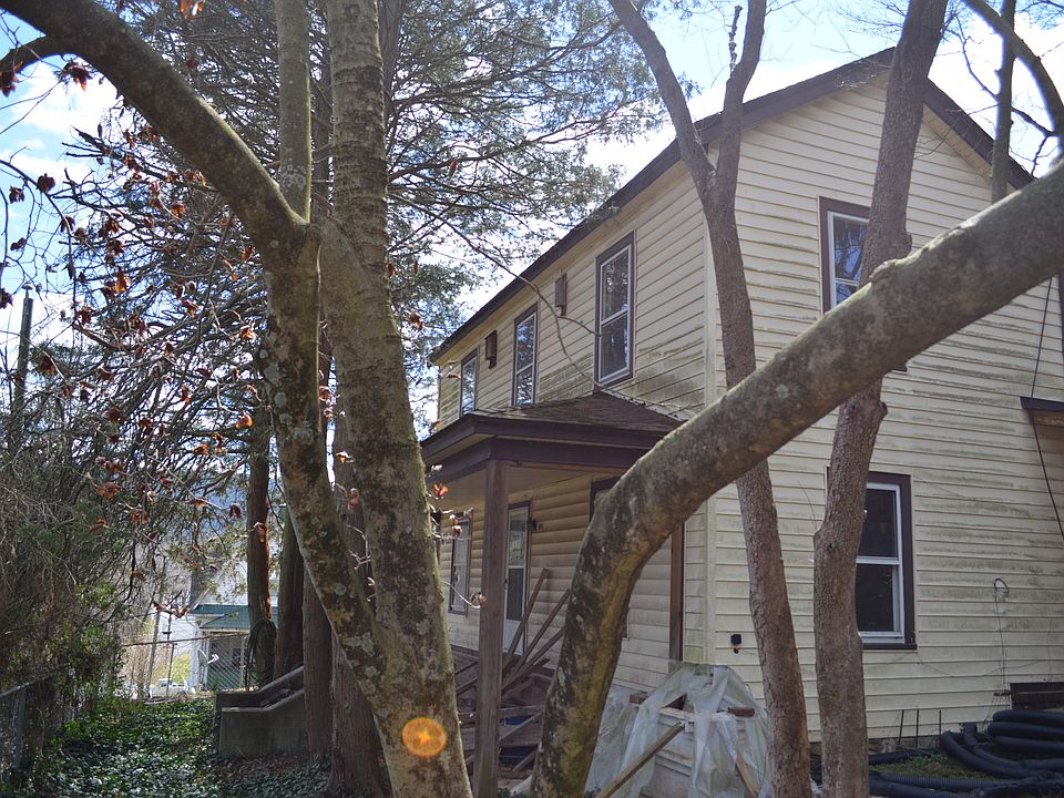 1st image of 909 Commercial Ave