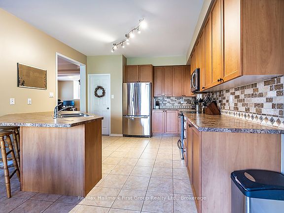 4th image of 1620 Badgley Dr