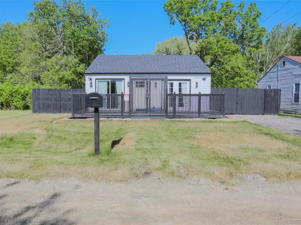 3076 Clarice St, Burton, MI 48529