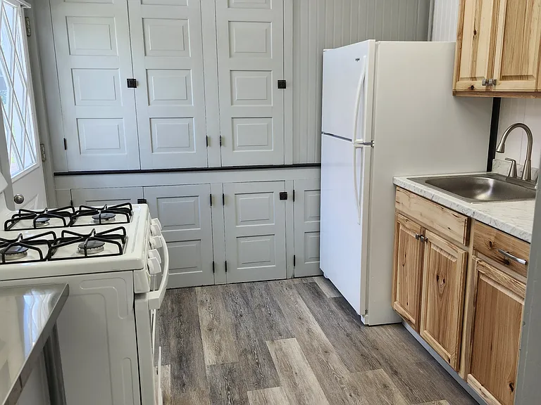 102 Franklin St #4 — Photo 1