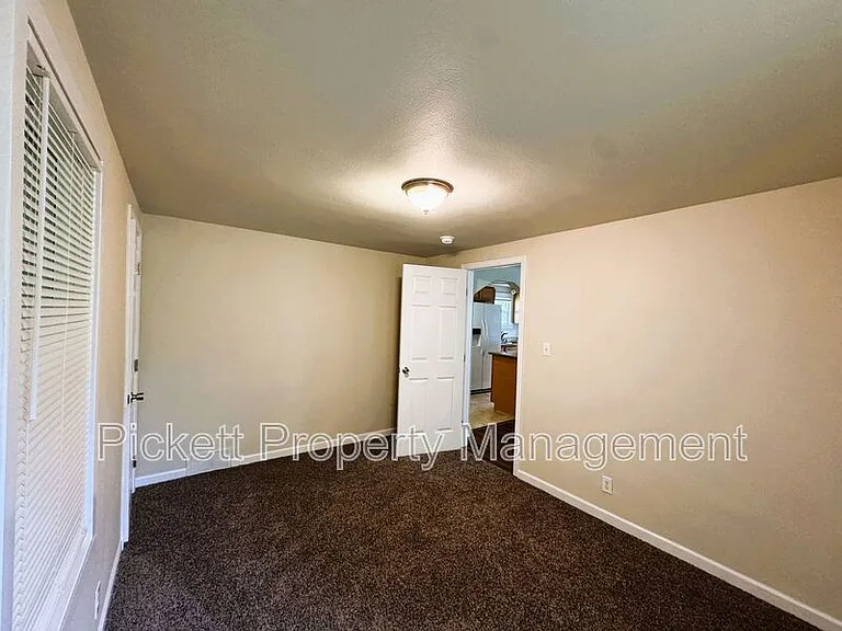 840 Maple Ave E — Photo 5