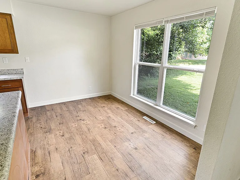 Green Door Apartments — Photo 152