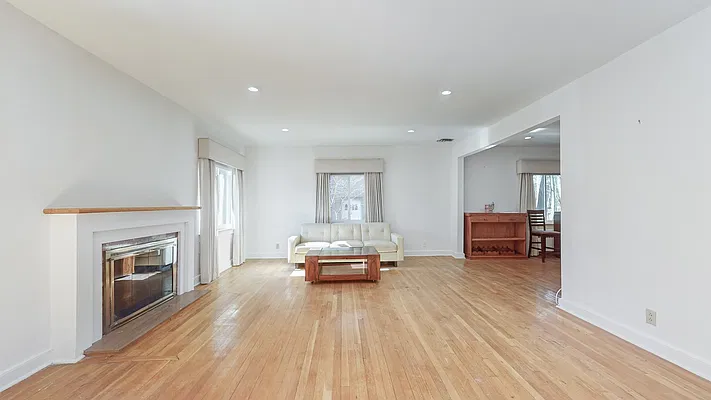 Sold by RE MAX Team | media 3