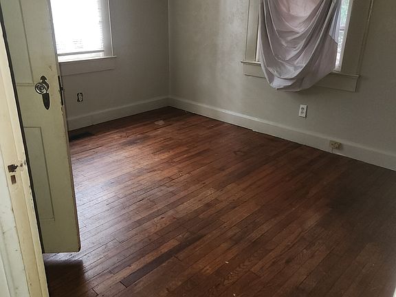 5th image of 107 Cochran Ave