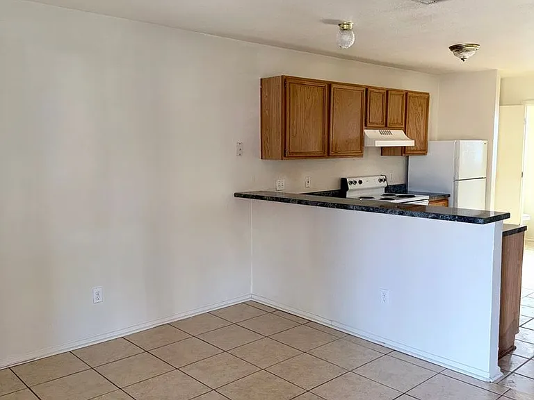 1102 Leslie Cir — Photo 4