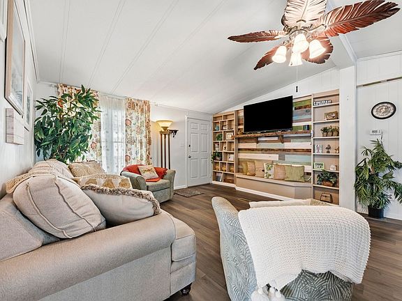 3rd image of 728 Garden Lake Dr.