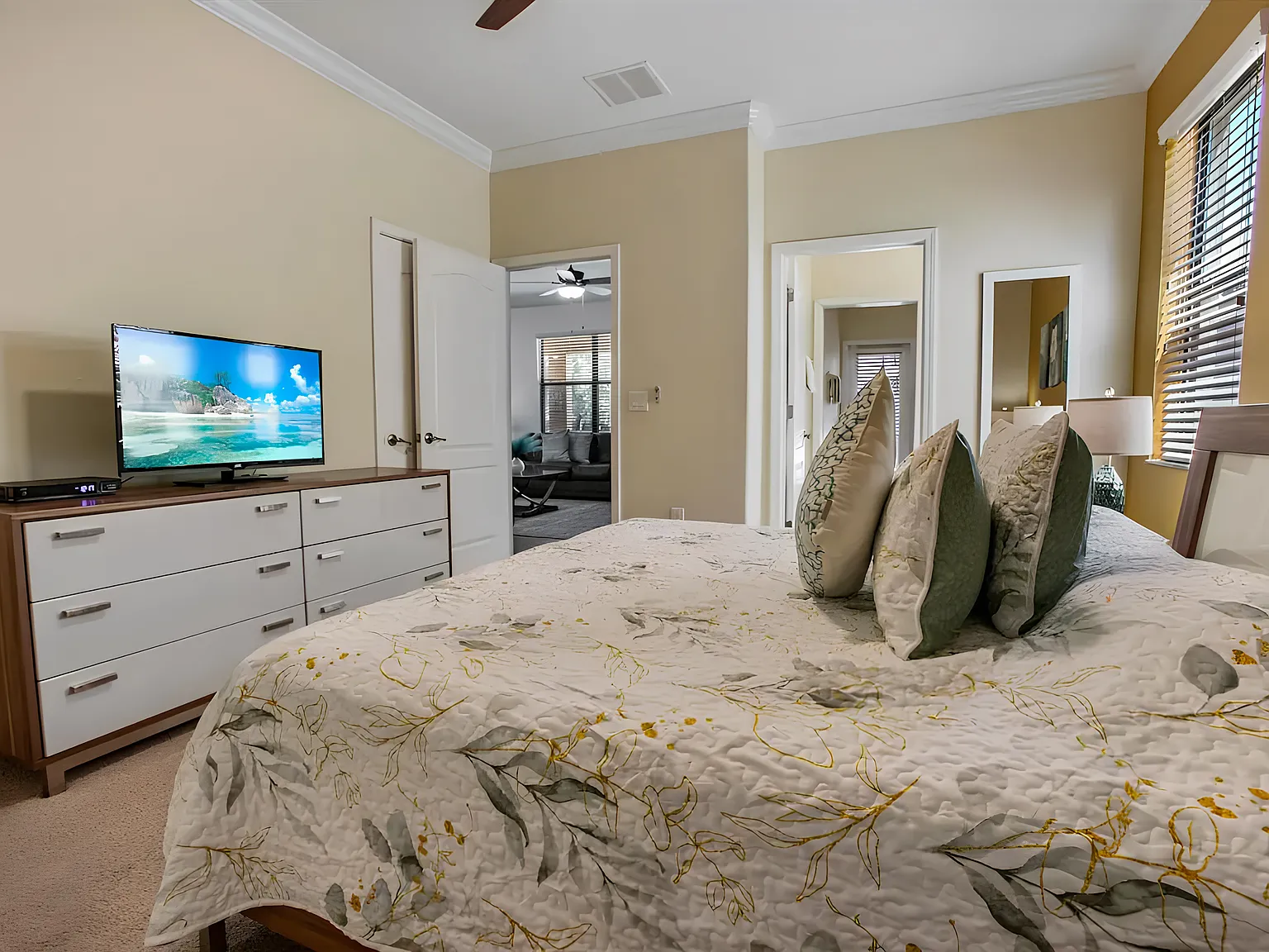 4 bed, 5.0 bath, 2842 sqft, $1,689 — Photo 2