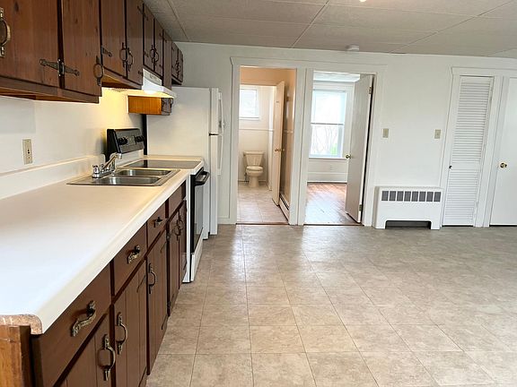 4th image of 90 Woodbury St #1