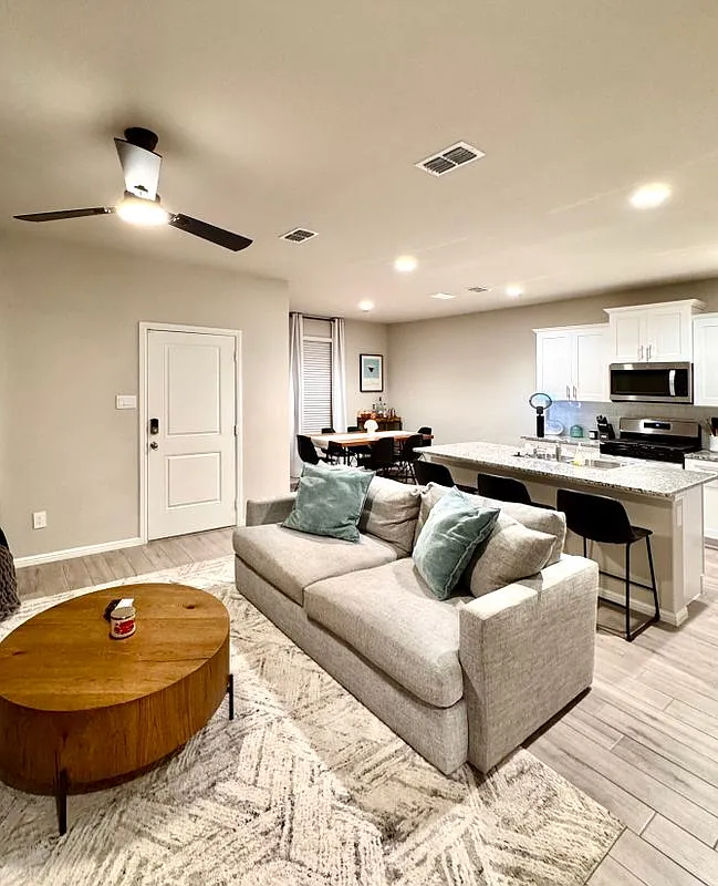 3 bed, 3.0 bath, 1563 sqft, $2,400 — Photo 1