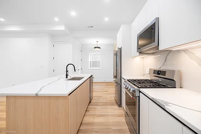 2113 N Kenmore Ave #2 — Photo 8