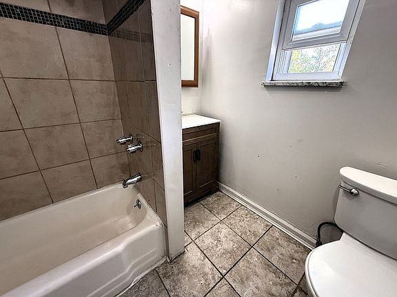 3rd image of 725 N Euclid Ave #2