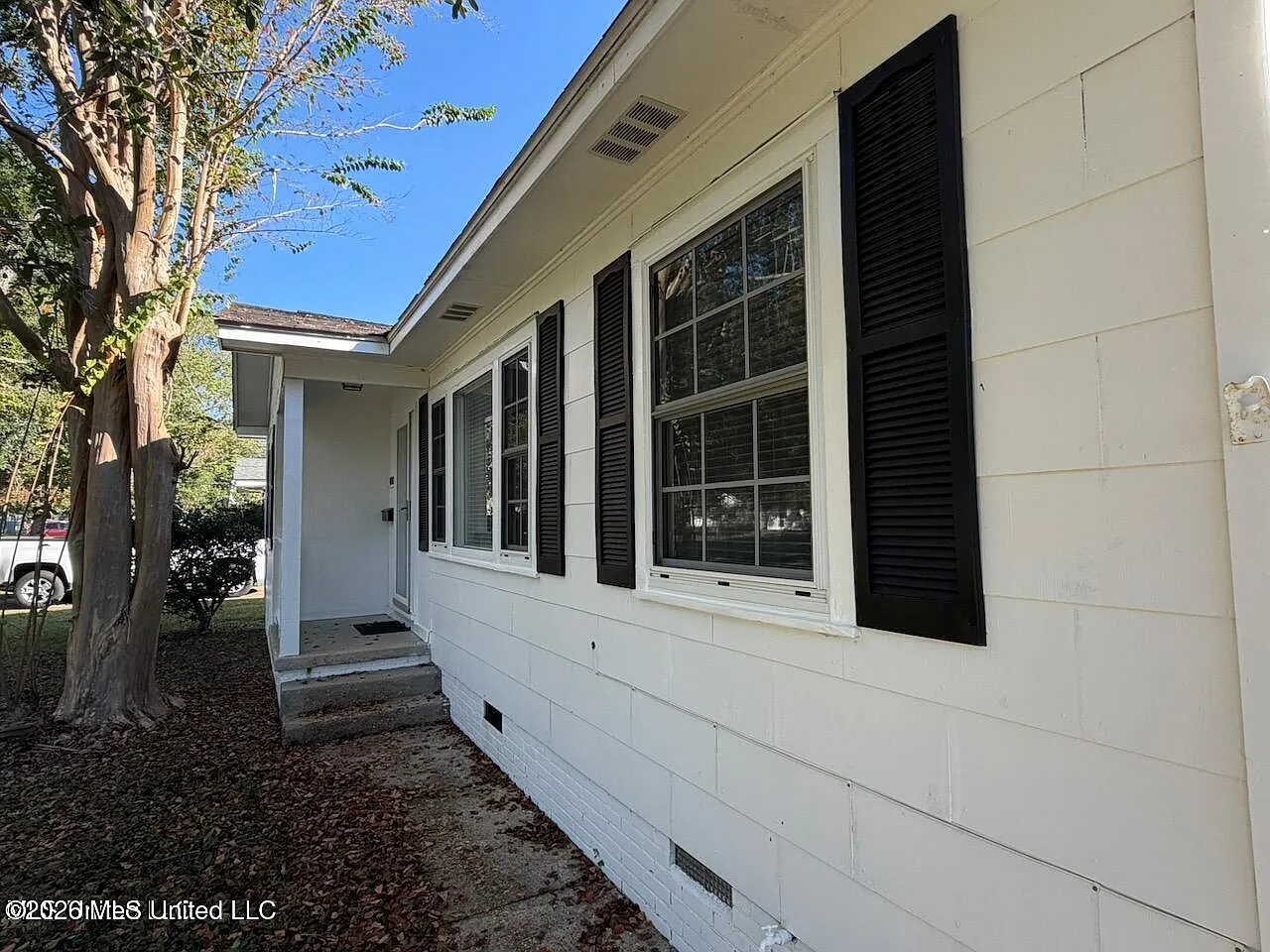 3 bed, 1.0 bath, 1034 sqft, $1,700 — Photo 3