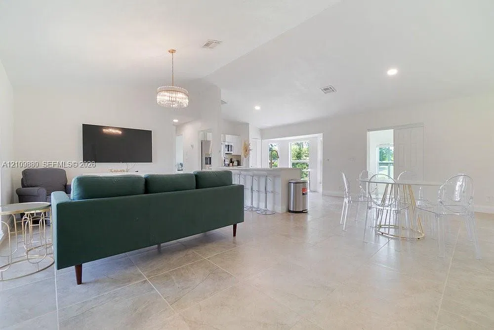 4 bed, 2.0 bath, 1498 sqft, $5,900 — Photo 4