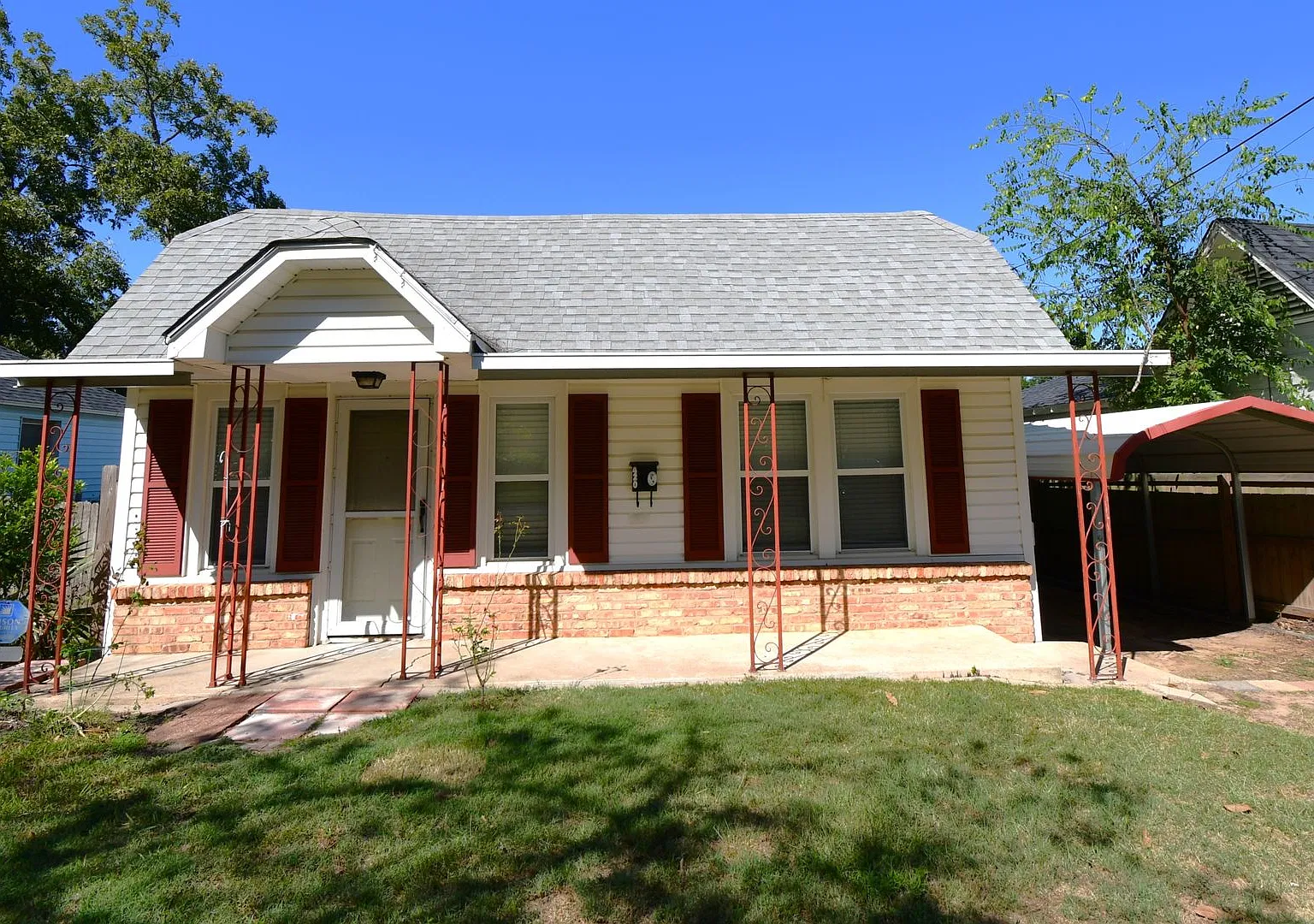 Charming 2 Bedroom House w/Fenced Yard! — Photo 1