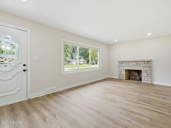 3rd image of 1904 Farrington Dr
