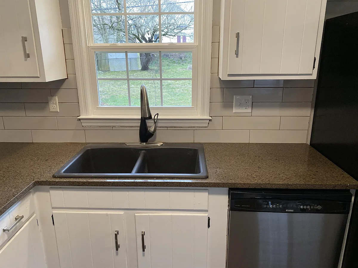 Kitchen - Granite Tops - 4041 Foxe Basin Rd