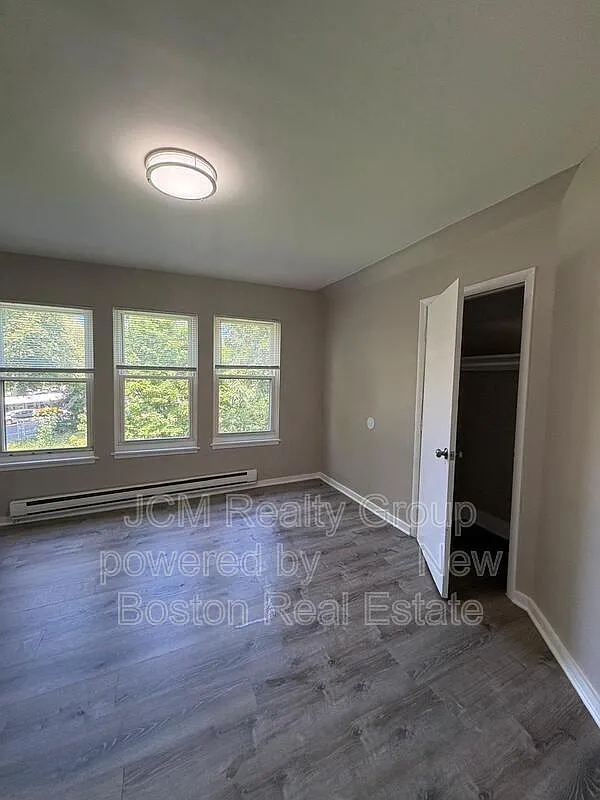 2 bed, 1.0 bath, 700 sqft, $2,400 — Photo 3