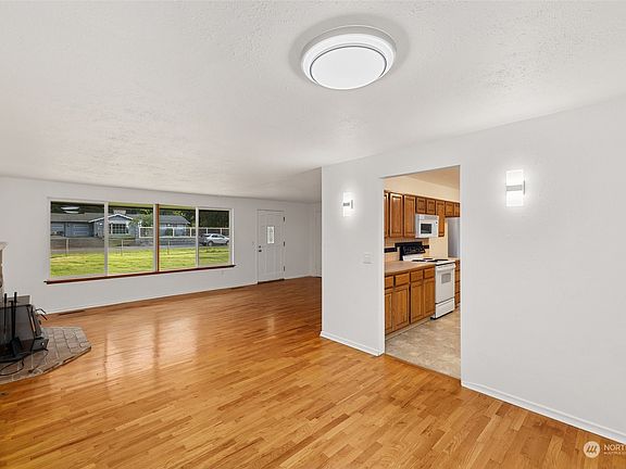 5th image of 9819 122nd Street E